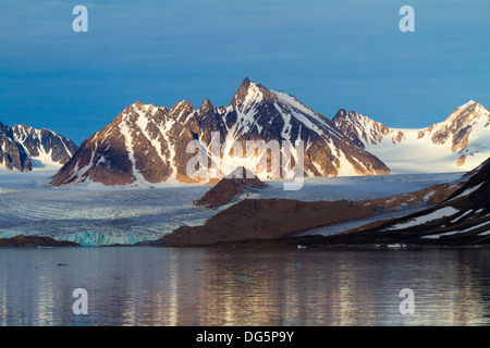 La fin de l'après-midi du soleil sur les sommets et glacier à Svalbard, Smeerenburgfjorden Banque D'Images