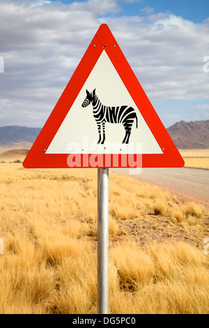 Danger Zebra Crossing Road Sign près de route de campagne, la Namibie, l'Afrique de l'Ouest Banque D'Images