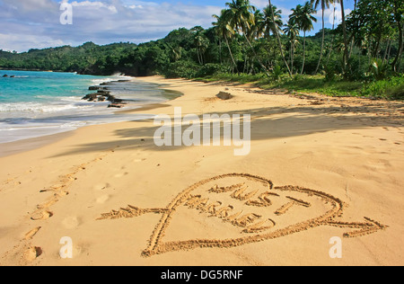 'Juste' mariés écrit dans le sable sur une plage Banque D'Images