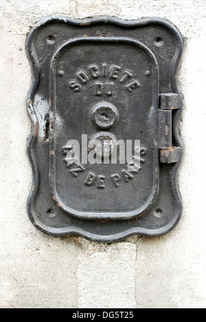 Une vieille plaque de fer sur un mur de Paris. Banque D'Images