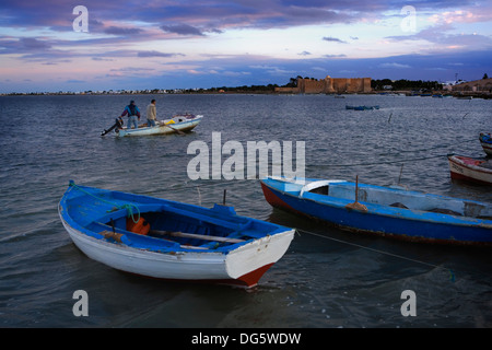 Tunisie.Djerba Houmt Souk..port.en arrière-plan Bordj El-KÃ©bir ou Mustapha Ghazi. Banque D'Images