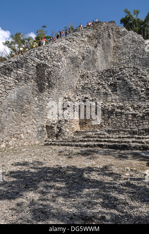 COBA, MEXIQUE - 19 février : Groupe de touristes grimper des pentes escarpées Nohoch Mul pyramide de Coba, Mexique, le 19 février 2011. L Banque D'Images