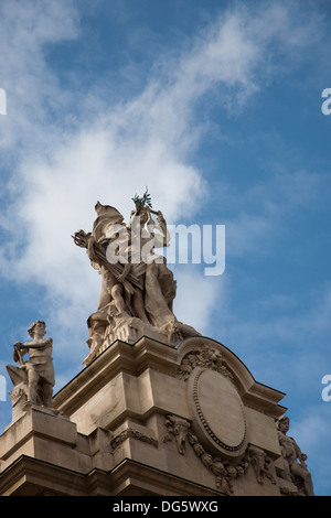 Détail du Grand Palais à Paris contre un ciel bleu, France Banque D'Images