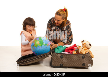 Mère et fille fabrication de bagages et se préparer pour un voyage Banque D'Images