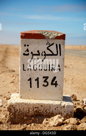 Panneau routier à Lagouira au Maroc avec ciel bleu Banque D'Images