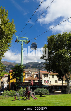 Funchal Madère. une vue sur le téléphérique qui prend jusqu'à l'Jardins tropicaux de Monte Palace Banque D'Images