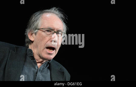 Berlin, Allemagne. 14Th Oct, 2013. L'écrivain britannique Ian McEwan se lit de son nouveau roman, 'Sweet Tooth' dans le Berliner Ensemble à Berlin, Allemagne, 14 octobre 2013. Photo : Bernd von Jutrczenka/dpa/Alamy Live News Banque D'Images