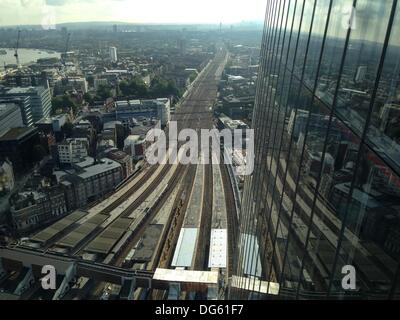 Londres, Royaume-Uni. 12 octobre, 2013. Vue depuis le tesson .Le plus haut édifice de l'Europe Comité permanent d'environ 306 mètres (1 004 pieds) de haut, le Shard offre une vue panoramique de Londres à partir de ses trois restaurants entre 31-33ème étages et plate-forme d'observation sur la 72e étage. L'Écharde de la construction a commencé en mars 2009 et le bâtiment est inauguré le 5 juillet 2012, Londres, Royaume-Uni. © Veronika Lukasova/ZUMAPRESS.com/Alamy Live News Banque D'Images