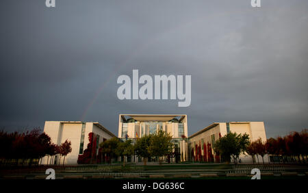 Berlin, Allemagne. 15 Oct, 2013. Un arc-en-ciel montre légèrement en face de dark rainclouds au cours de la chancellerie allemande à Berlin, Allemagne, 15 octobre 2013. Photo : KAY NIETFELD/dpa/Alamy Live News Banque D'Images