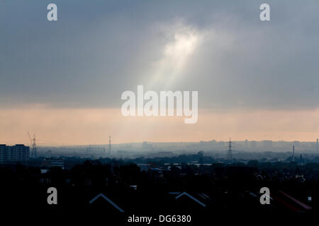 Londres, Royaume-Uni. 15 Oct, 2013. Un faisceau de lumière perce les nuages bas qui brille sur la ville de Wimbledon south west London Crédit : amer ghazzal/Alamy Live News Banque D'Images