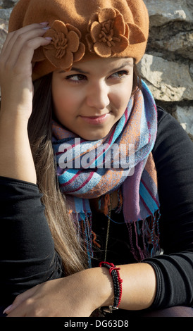 Portrait de jeune femme brune en tenue d'automne. Banque D'Images