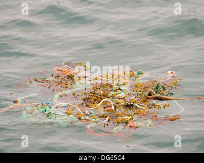 Déchets en plastique de flottante une plage éloignée dans le nord du Gabon, à environ 600 milles du Pôle Nord. Banque D'Images