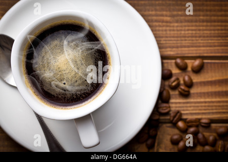 Vue de dessus du café noir chaud dans la tasse blanche Banque D'Images