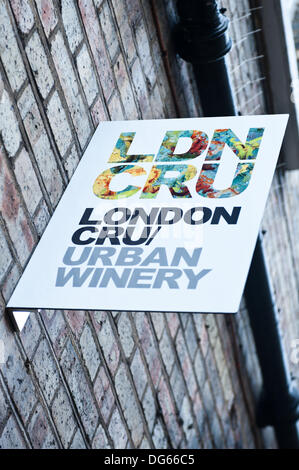 Londres, Royaume-Uni. 15 Oct, 2013. London Cru est le premier vignoble urbain à Londres par Roberson wine fondateur Cliff Robertson et investisseur Tomlinson. Le premier cru de Londres les bouteilles de vin devraient aller à la vente l'été prochain avec un vin de la Communauté européenne'. L'immeuble en Earls Court est ouvert au public en novembre pour visites informatives et des dégustations de vin. Credit : Piero Cruciatti/Alamy Live News Banque D'Images