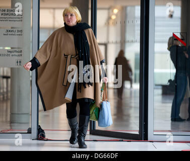 Berlin, Allemagne. 15 Oct, 2013. Président sortant du Parti des Verts, Claudia Roth, arrive pour sa réunion du groupe parlementaire du parti au Bundestag à Berlin, Allemagne, 15 octobre 2013. Photo : KAY NIETFELD/dpa/Alamy Live News Banque D'Images