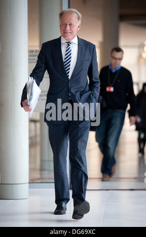 Berlin, Allemagne. 15 Oct, 2013. Ancien président du groupe parlementaire du Parti Vert, Juergen Trittin, assiste à sa réunion du groupe parlementaire du parti au Bundestag à Berlin, Allemagne, 15 octobre 2013. Photo : KAY NIETFELD/dpa/Alamy Live News Banque D'Images