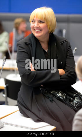 Berlin, Allemagne. 15 Oct, 2013. Président sortant du Parti des Verts, Claudia Roth, assiste à la réunion du groupe parlementaire du parti au Bundestag à Berlin, Allemagne, 15 octobre 2013. Photo : KAY NIETFELD/dpa/Alamy Live News Banque D'Images