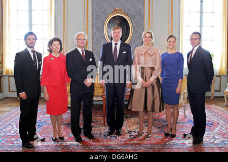 Stockholm, Suède. 14Th Oct, 2013. Le prince Carl Philipp (L-R), la reine Silvia, le Roi Carl Gustaf de Suède, le Roi Willem-Alexander et Maxima La reine des Pays-Bas, la princesse héritière Victoria et le Prince Daniel de Suède posent au palais royal de Stockholm, Suède, le 14 octobre 2013. Le couple royal néerlandais est sur une tournée à travers l'Europe de se présenter comme nouveau roi et reine. Photo : Cour Royale / Piscine / Pays-Bas et France/dpa/Alamy Live News Banque D'Images