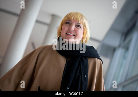 Berlin, Allemagne. 15 Oct, 2013. Président sortant du Parti des Verts, Claudia Roth, arrive pour sa réunion du groupe parlementaire du parti au Bundestag à Berlin, Allemagne, 15 octobre 2013. Photo : KAY NIETFELD/dpa/Alamy Live News Banque D'Images