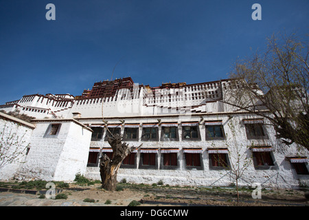 Maison historique du dalaï-lama, Lhassa, Tibet. Un site du patrimoine mondial de l'UNESCO. Banque D'Images