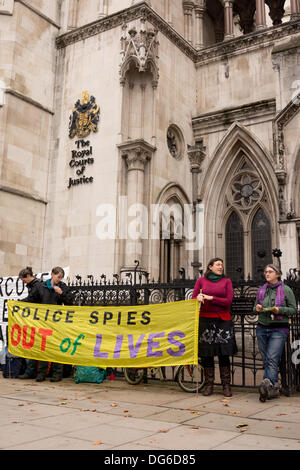 Londres, Royaume-Uni. 15 octobre 2013. Les partisans de l'action des femmes sur les agissements des espions policiers dont Mark Kennedy et Marco Jacobs, piquet à l'extérieur de la Cour d'appel, les tribunaux de la justice royale de Londres. Les femmes, qui, sans le savoir, avait des relations avec la police d'infiltration l'infiltration de mouvements politiques pendant une période allant de 1987 à 2011 cherchent à renverser une décision qui ordonnait que les droits de l'homme actions juridiques sur les relations d'infiltration doit être entendu dans un tribunal secret. Credit : Patricia Phillips/Alamy Live News Banque D'Images