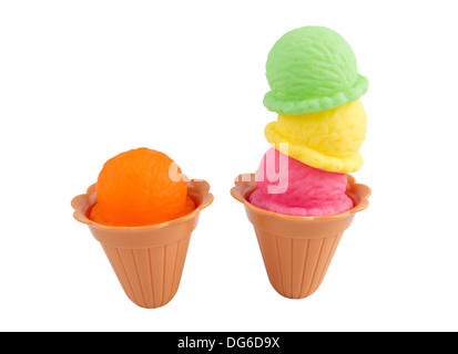 Ice cream cones toy colorés isolé sur fond blanc Banque D'Images