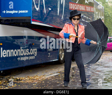 Berlin, Allemagne. 15 Oct, 2013. Nous japonais artiste Yoko Ono présente le 'John Lennon Educational Tour Bus' en face du John-Lennon-Gymnasium à Berlin, Allemagne, 15 octobre 2013. Le studio d'enregistrement mobile offre la possibilité d'enregistrer leur propre morceau de musique. Photo : TIM BRAKEMEIER/dpa/Alamy Live News Banque D'Images