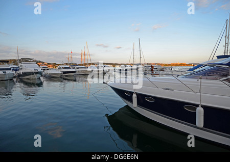 Coucher du soleil à port de Mahon, deuxième plus grand port naturel en Europe. Banque D'Images