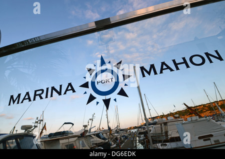 Coucher du soleil à port de Mahon, deuxième plus grand port naturel en Europe. Banque D'Images