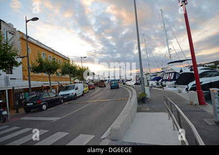 Coucher du soleil à port de Mahon, deuxième plus grand port naturel en Europe. Banque D'Images