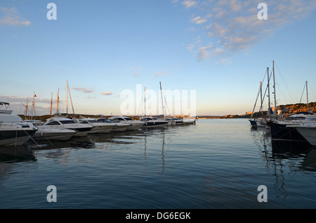 Coucher du soleil à port de Mahon, deuxième plus grand port naturel en Europe. Banque D'Images