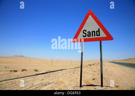 Panneau de danger sur le chemin de Luderitz, en Namibie Banque D'Images