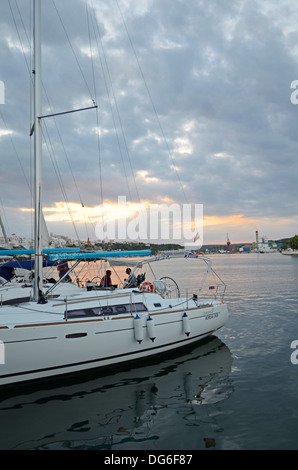 Coucher du soleil à port de Mahon, deuxième plus grand port naturel en Europe. Banque D'Images