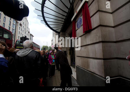 Londres, Royaume-Uni. 15 octobre 2013. English Heritage dévoile une plaque commémorative lors d'une cérémonie à Baker Street pour compositeur anglais Eric Coates b.1886,d.1957 qui était connu pour sa contribution à la Dam Busters mars musique de film en 1954. Credit : amer ghazzal/Alamy Live News Banque D'Images