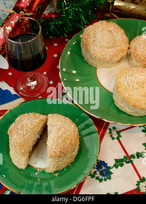 Petits pâtés et vin chaud. Banque D'Images