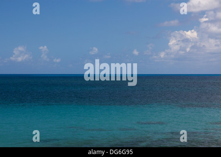 Perfect blue eaux des Caraïbes s'étendent à perte de l'horizon. Banque D'Images