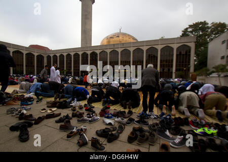 London UK. 15 octobre 2013. Les fidèles musulmans assister à la mosquée de Regent Park à Londres pour les prières pour célébrer l'Aïd al Adha appelée fête du sacrifice qui marque la fin du Hajj pèlerinage Crédit : amer ghazzal/Alamy Live News Banque D'Images