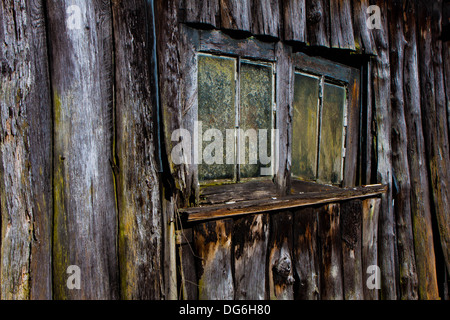 Deux cadres de fenêtre de travers & pourrissant dans un bâtiment de bois. Banque D'Images