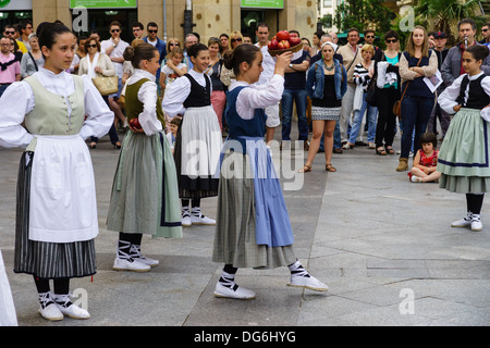 Les filles ne récolte des pommes à cidre basque danse folklorique à San Sebastian/Donostia, Espagne. Banque D'Images