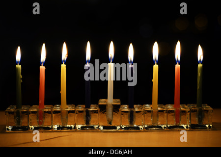 La menorah de bougies dans le noir Banque D'Images