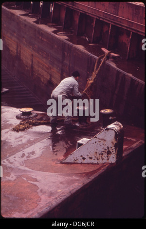 Rivière CALUMET-MATELOT DANS OPÉRATION DE REMORQUAGE FIXE BARGES 547164 Banque D'Images