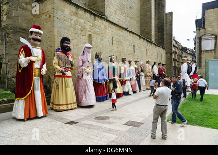 San Sebastian - Festival 29 juin 2013, 200 e anniversaire de la libération de la ville par Napoléon +portugais. Dancing géants. Banque D'Images