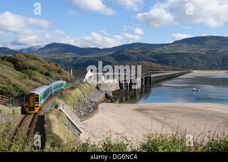 Barmouth, Pays de Galles, Royaume-Uni, 15 octobre 2013. Un soleil éclatant, un ciel dégagé et une température d'environ 17 degrés pour une belle fin de saison/jour. Un train sur la ligne de côte Cambrian traverse le pont de Barmouth, Crédit : atgof.co/Alamy Live News Banque D'Images