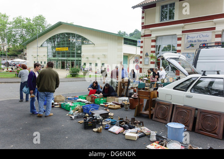 France, Midi-Pyrénées - Peyrehorade, un vide-grenier ou le grenier, grange, garage, cour type vente - deuxième part effacer. Banque D'Images