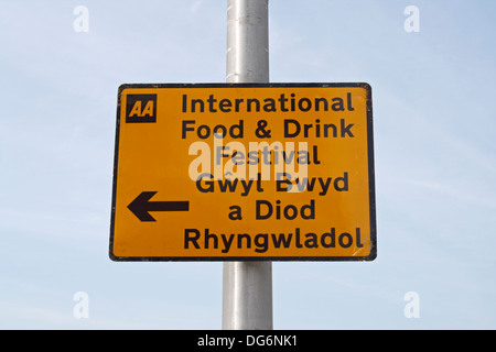 Affiche anglaise bilingue Welsh Street, festival de la nourriture et des boissons, Cardiff Bay Wales Banque D'Images