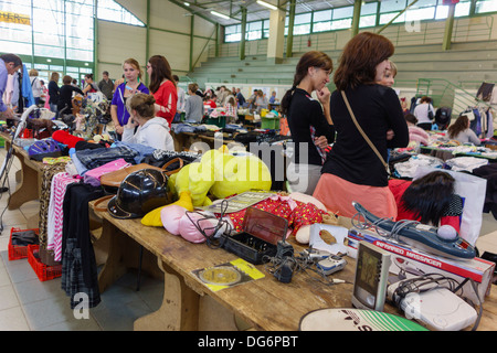 France, Midi-Pyrénées - Peyrehorade, un vide-grenier ou le grenier, grange, garage, cour type vente - deuxième part effacer. Banque D'Images