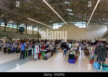 France, Midi-Pyrénées - Peyrehorade, un vide-grenier ou le grenier, grange, garage, cour type vente - deuxième part effacer. Banque D'Images