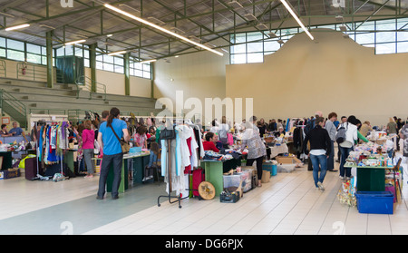 France, Midi-Pyrénées - Peyrehorade, un vide-grenier ou le grenier, grange, garage, cour type vente - deuxième part effacer. Banque D'Images