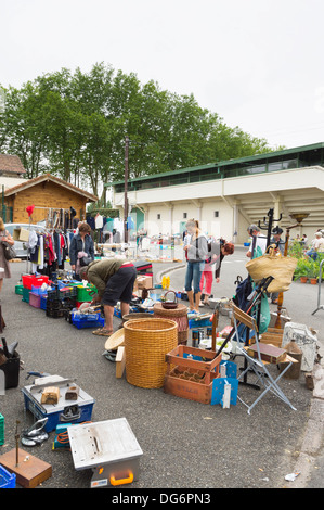 France, Midi-Pyrénées - Peyrehorade, un vide-grenier ou le grenier, grange, garage, cour type vente - deuxième part effacer. Banque D'Images