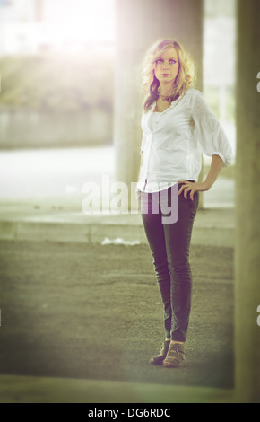 Girl sous un pont-4 Banque D'Images